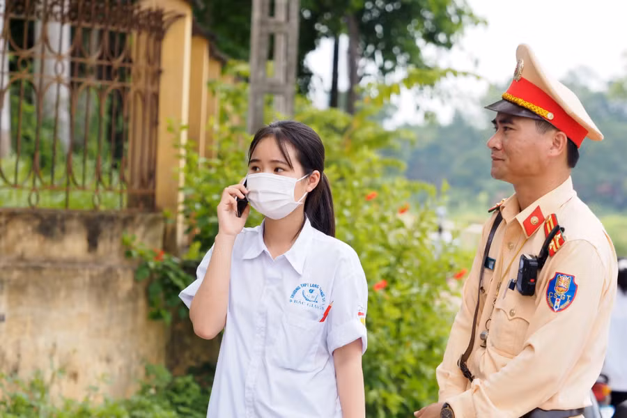 Thí sinh quên đồ được lực lượng CSGT hỗ trợ gọi điện thoại với gia đình.