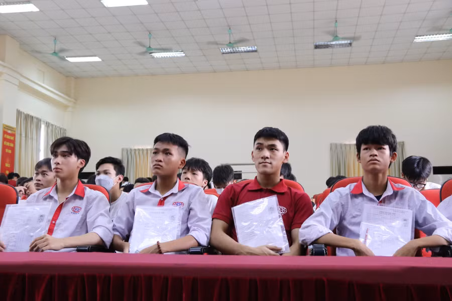 Học sinh khối 12 Trường Cao đẳng Công nghệ cao Hà Nội nghe phổ biến, căn dặn của thầy cô nhà trường.