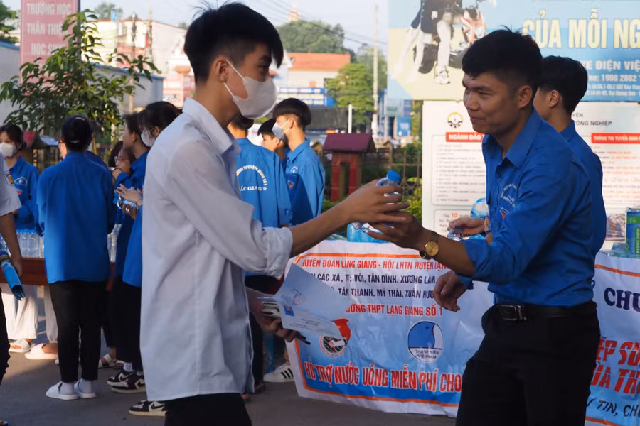 Những chai nước mát được tình nguyện viên chuẩn bị, tặng cho thí sinh dự thi.