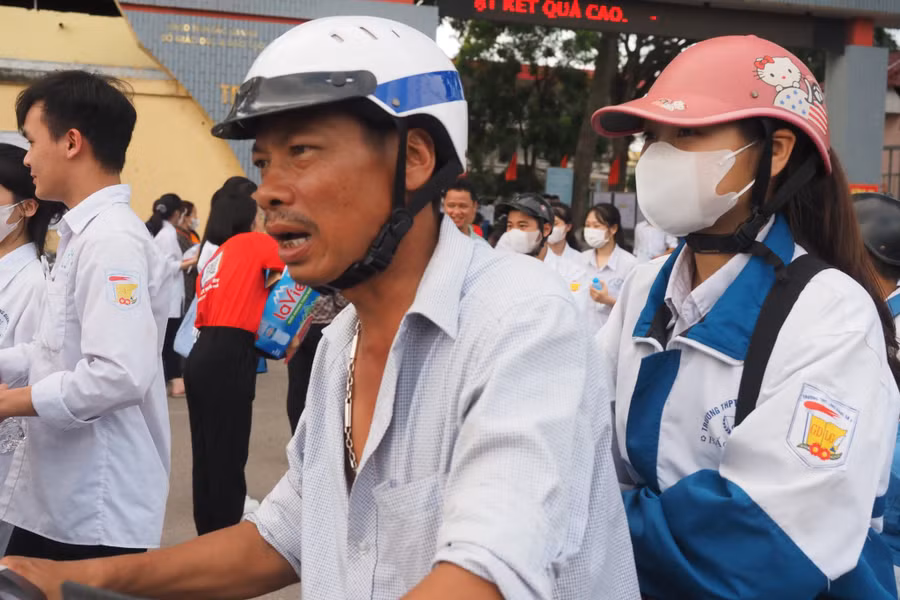 Niềm vui hân hoan của cha sau khi con gái hoàn thành bài thi cuối cùng.