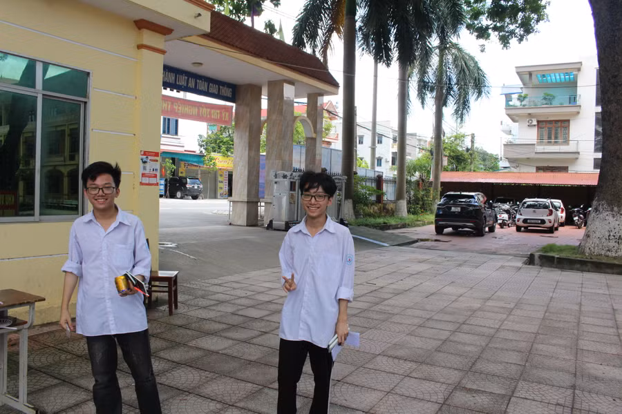 Thí sinh đến sớm tại Điểm thi trường THPT Việt Yên số 1.
