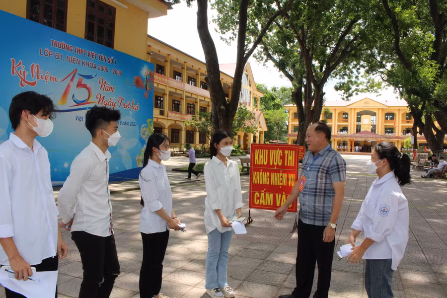 Giám đốc Sở GD&amp;ĐT tỉnh Bắc Giang - Tạ Việt Hùng động viên thí sinh trước giờ thi.