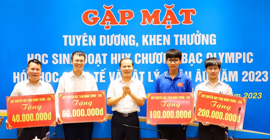 Ông Mai Sơn - Phó Chủ tịch Thường trực UBND tỉnh Bắc Giang trao thưởng cho hai em học sinh đoạt huy chương và giáo viên trực tiếp bồi dưỡng học sinh giỏi (Ảnh BBG). Ông Mai Sơn - Phó Chủ tịch Thường trực UBND tỉnh Bắc Giang trao thưởng cho hai em học sinh đoạt huy chương và giáo viên trực tiếp bồi dưỡng học sinh giỏi (Ảnh BBG).