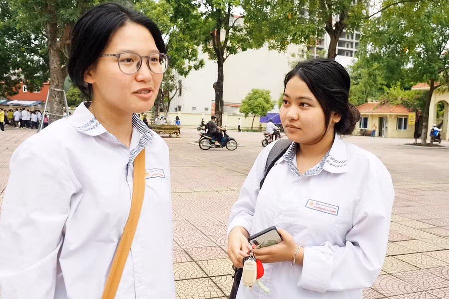 Thí sinh điểm thi trường THPT Hàn Thuyên đến điểm thi sớm để gửi đồ và di chuyển vào khu vực phòng thi. Thí sinh điểm thi trường THPT Hàn Thuyên đến điểm thi sớm để gửi đồ và di chuyển vào khu vực phòng thi.