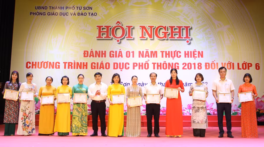 Phòng GD&amp;ĐT thành phố Từ Sơn biểu dương giáo viên cốt cán thực hiện Chương trình GDPT 2018.