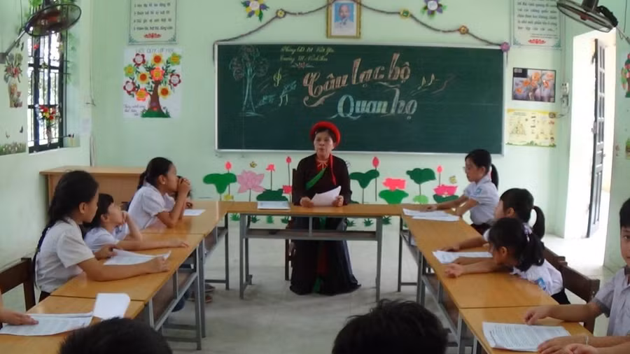 Dạy hát dân ca quan họ cho học sinh. Dạy hát dân ca quan họ cho học sinh.