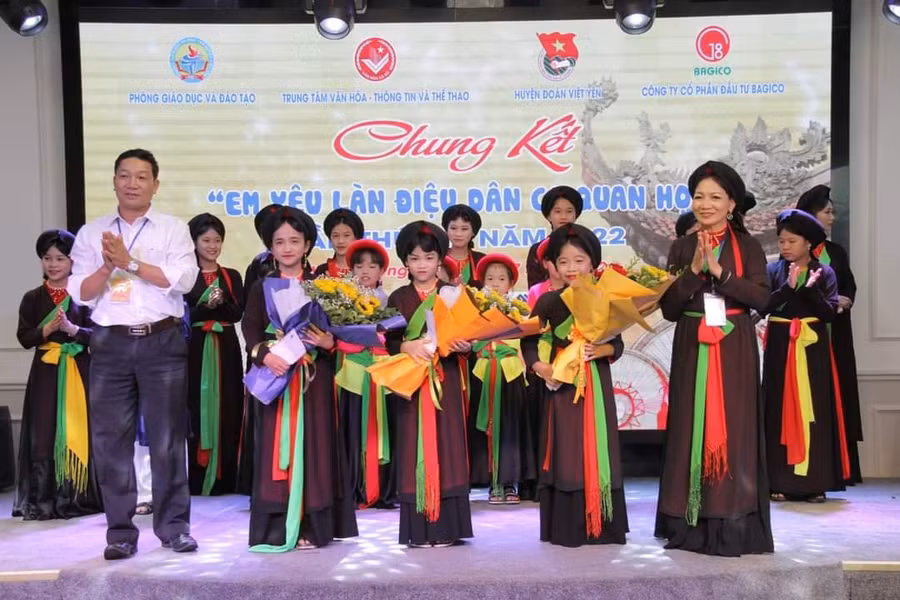 Ban tổ chức Liên hoan tặng hoa động viên thí sinh nhí. Ban tổ chức Liên hoan tặng hoa động viên thí sinh nhí.