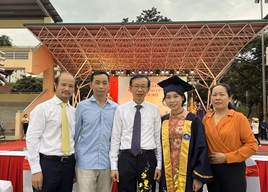 Nguyễn Thị Anh Vui – tân thủ khoa ngành Sư phạm Vật lý năm 2022 chụp ảnh lưu niệm cùng thầy hiệu trưởng và gia đình.