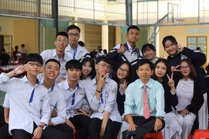 Thầy giáo Nguyễn Quang Thi - Trường THPT Bảo Lộc, Lâm Đồng cùng học sinh. Ảnh NVCC.
