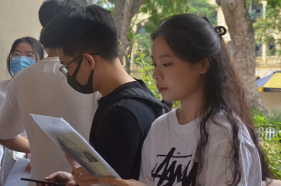 Nhiều thí sinh tranh thủ xem qua giấy tờ. Ảnh Ngô Chuyên. Nhiều thí sinh tranh thủ xem qua giấy tờ. Ảnh Ngô Chuyên.
