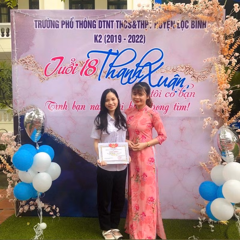 Soan và cô La Thị Gái giáo viên môn Giáo dục công dân. Ảnh NVCC. Soan và cô La Thị Gái giáo viên môn Giáo dục công dân. Ảnh NVCC.