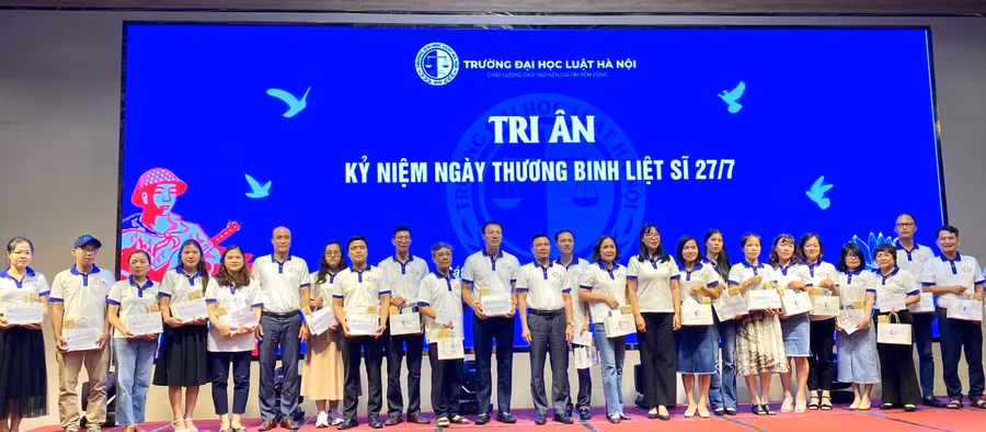 Trường ĐH Luật Hà Nội tổ chức tặng quà tri ân các đồng chí là thương binh, con liệt sĩ, con thương binh, bệnh binh, nạn nhân chất độc màu da cam đang làm việc tại trường. Ảnh NC.