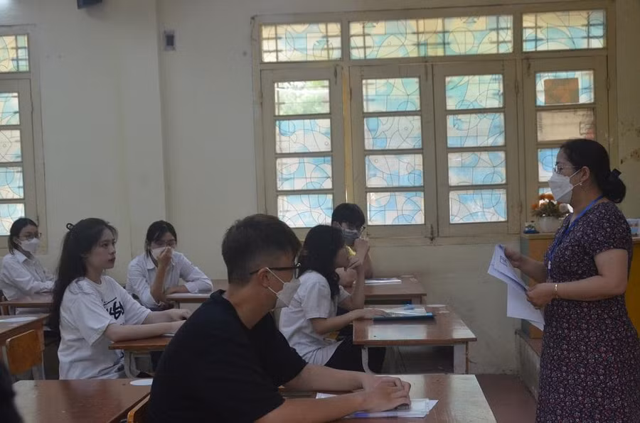 Thí sinh nghe phổ biến quy chế thi. Ảnh Ngô Chuyên. Thí sinh nghe phổ biến quy chế thi. Ảnh Ngô Chuyên.