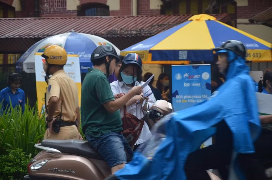 Thí sinh cùng phụ huynh kiểm tra giấy tờ một lần nữa vào phòng thi. Ảnh Ngô Chuyên.