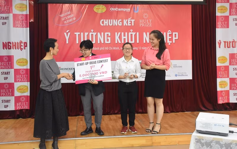 Đại diện Ban giám khảo trao giải Nhất cho đội BOOBOO