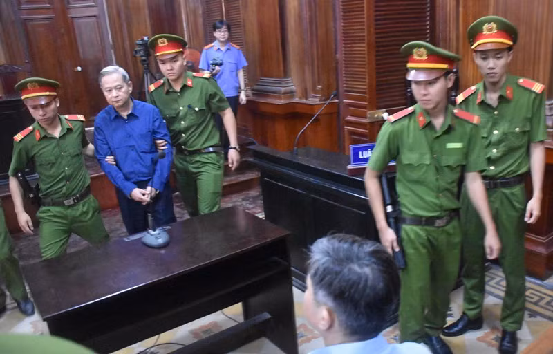 Bị cáo Nguyễn Hữu Tín được lực lượng an ninh áp giải vào phòng xét xử. Ảnh: C.Chương