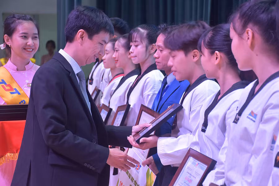 TS Võ Hoàng Duy - Phó Hiệu trưởng TDTU trao giấy khen cho các thành viên đội tuyển