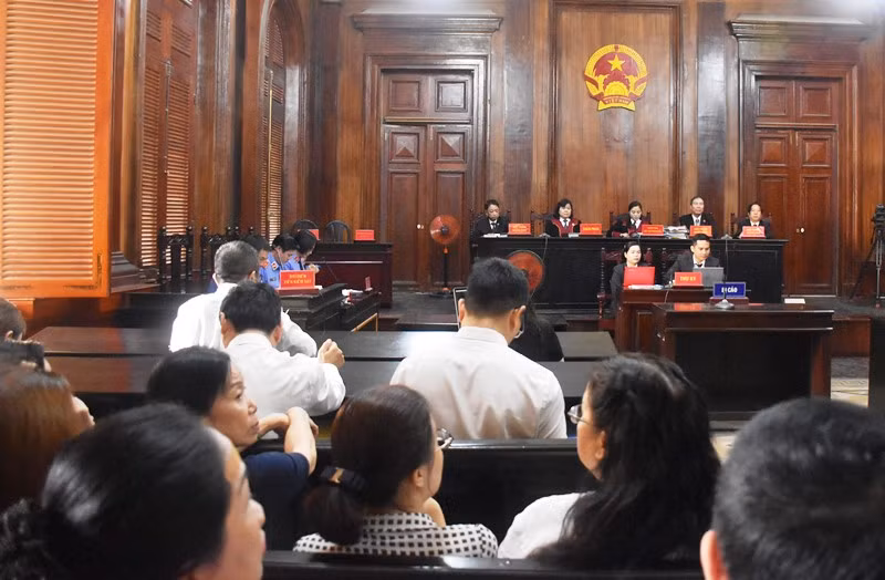 HĐXX bước vào ngày làm việc thứ 3. Ảnh:C.Chương HĐXX bước vào ngày làm việc thứ 3. Ảnh:C.Chương