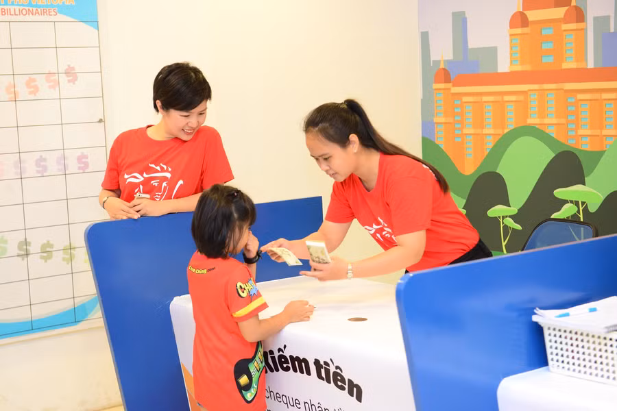 Một bé tham gia giao dịch tại trung tâm tài chính Cha-Ching sáng 4/6