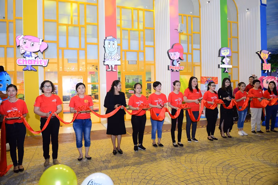 Ban tổ chức thực hiện nghi thức cắt băng khánh thành trung tâm tài chính Cha-Ching
