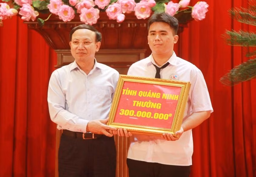 Chiều 25/8, ông Nguyễn Xuân Ký, Bí thư Tỉnh ủy Quảng Ninh trao Bằng khen và tiền thưởng 300 triệu đồng cho em Vũ Huy Hoàng, học sinh lớp 12 Tin, Trường THPT Chuyên Hạ Long đoạt Huy chương Bạc Olympic Tin học Châu Á – Thái Bình Dương.