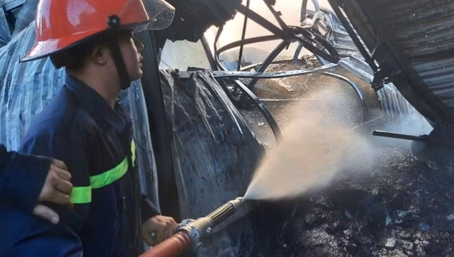 Khu nhà xưởng bị thiêu rụi hoàn toàn. Ảnh: Hữu Việt