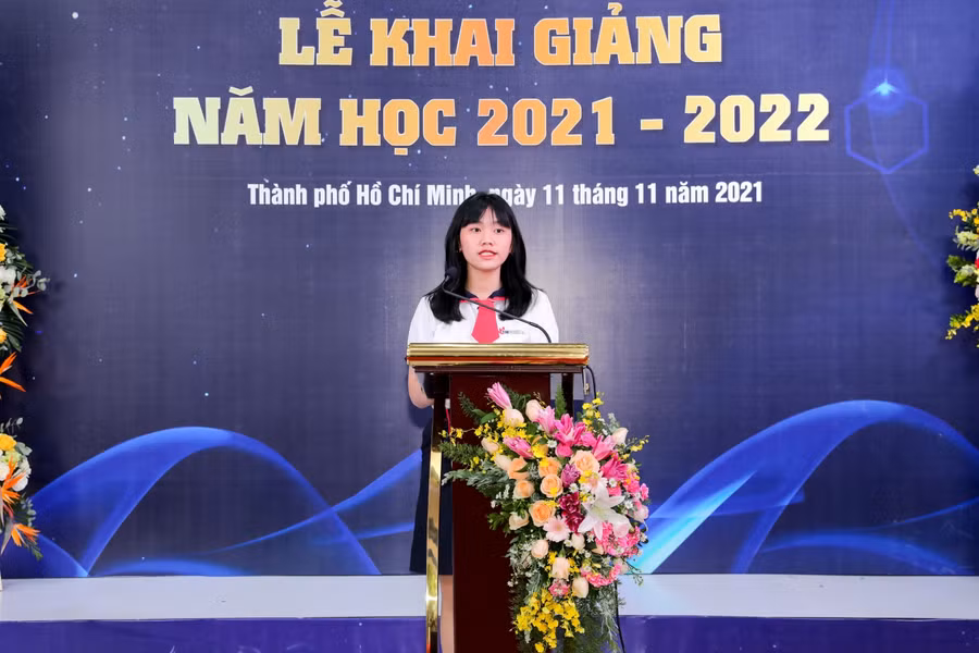 Lê Minh Ngọc - Tân sinh viên Khóa 17 Khoa Quản trị kinh doanh IUH phát biểu cảm nghĩ tại buổi lễ.