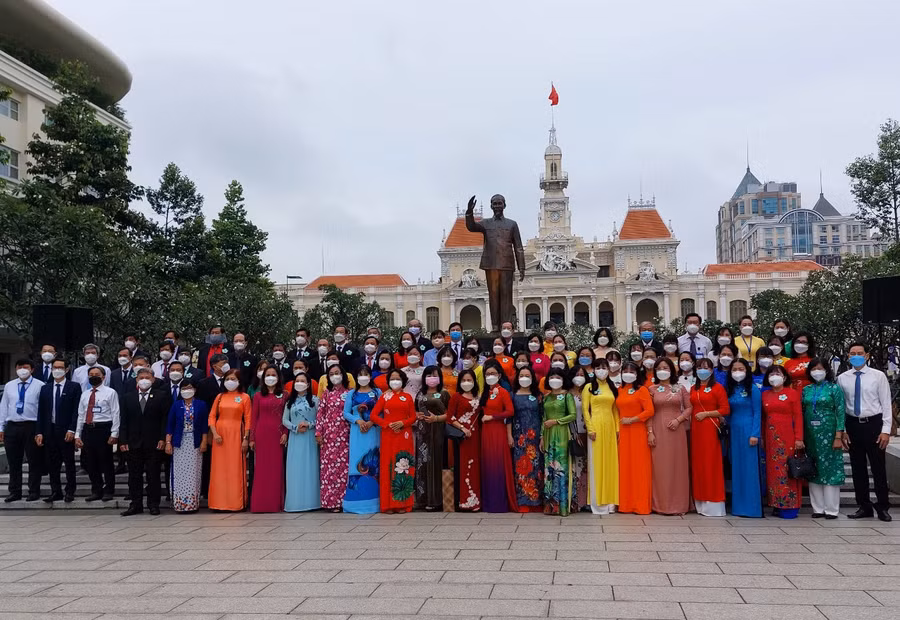 Các nhà giáo ưu tú năm 2020, nhà giáo đạt giải thưởng Võ Trường Toản 2021 tại tượng đài Chủ tịch Hồ Chí Minh.