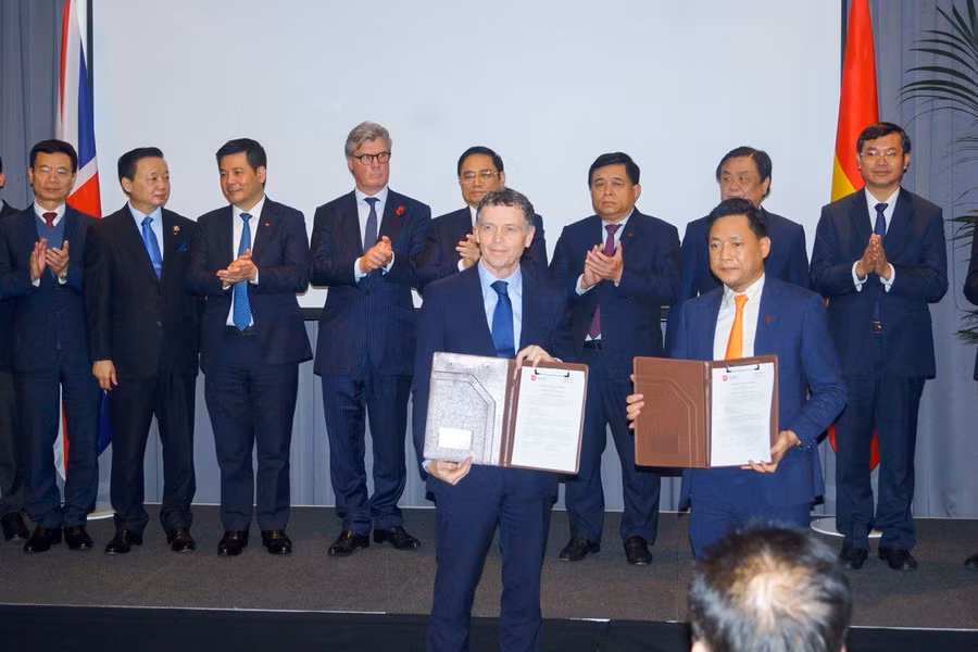 Tiến sĩ Mark Allanson (Phó Hiệu trưởng Đại học Edge Hill, trái) và Tiến Sĩ Nguyễn Cao Trí, Chủ tịch Tập đoàn Giáo dục Văn Lang trao đổi văn bản thỏa thuận hợp tác.