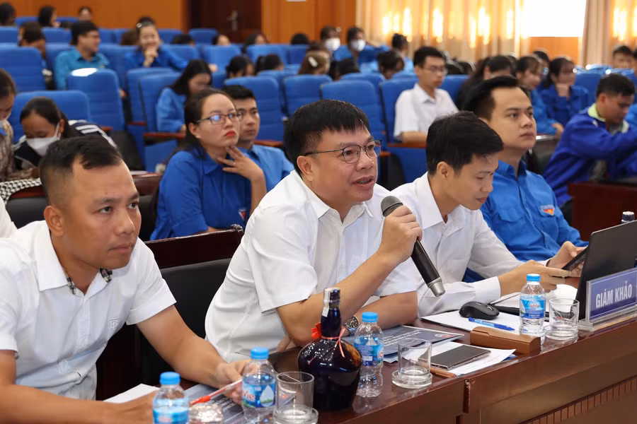 Giám khảo và các đại biểu về dự.