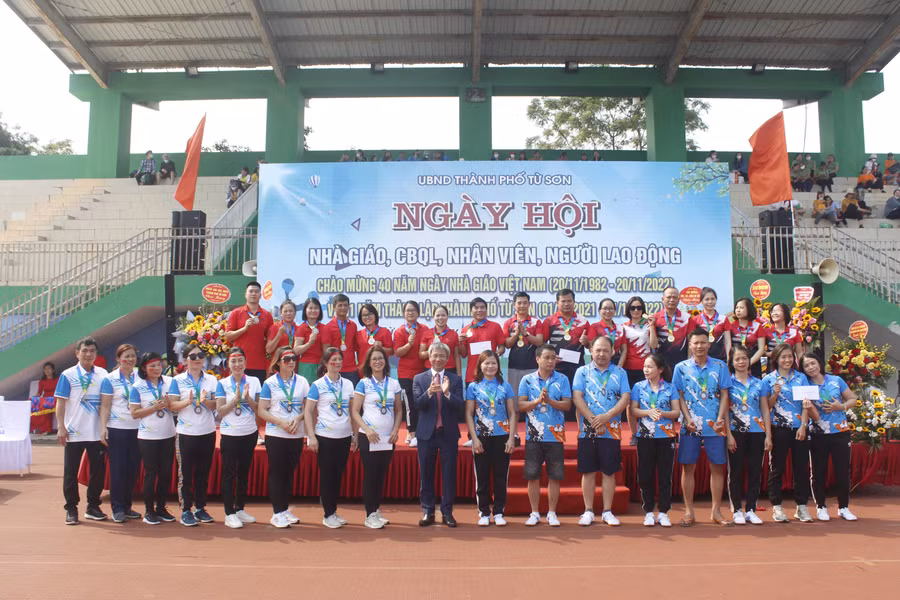 Ông Nguyễn Văn Dũng - Trưởng phòng GD&ĐT thành phố Từ Sơn trao huy chương và chúc mừng các vận động viên, đơn vị tham dự ngày hội. Ông Nguyễn Văn Dũng - Trưởng phòng GD&ĐT thành phố Từ Sơn trao huy chương và chúc mừng các vận động viên, đơn vị tham dự ngày hội.