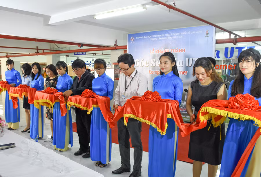 Đại diện nhà trường cắt băng khánh thành Góc sẻ chia