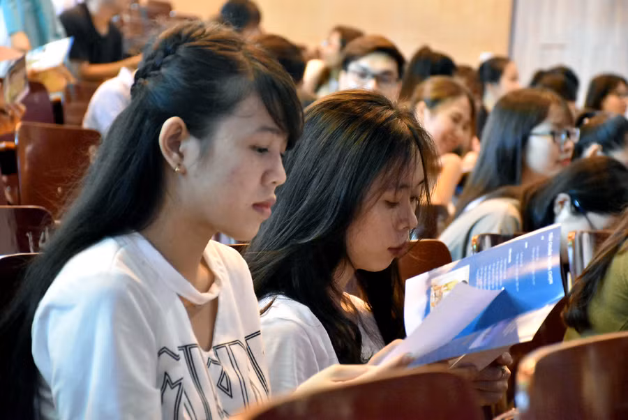 Các sinh viên tìm hiểu thông tin tuyển dụng của Vietnam Airlines Các sinh viên tìm hiểu thông tin tuyển dụng của Vietnam Airlines