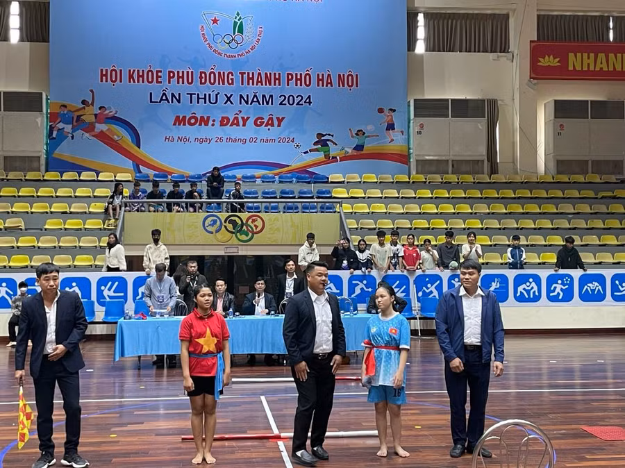 Các vận động viên thi đấu môn đẩy gậy.