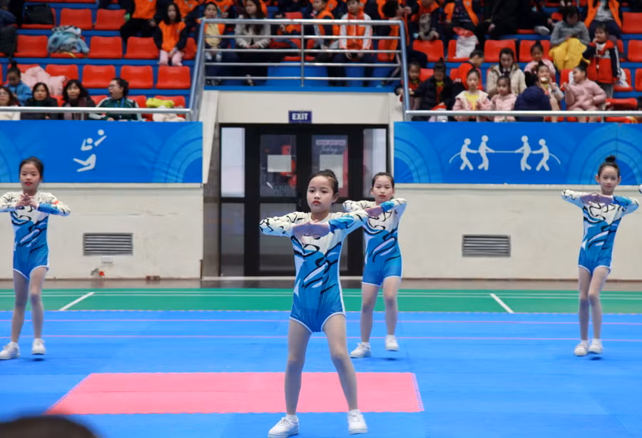 Học sinh hào hứng dự thi.