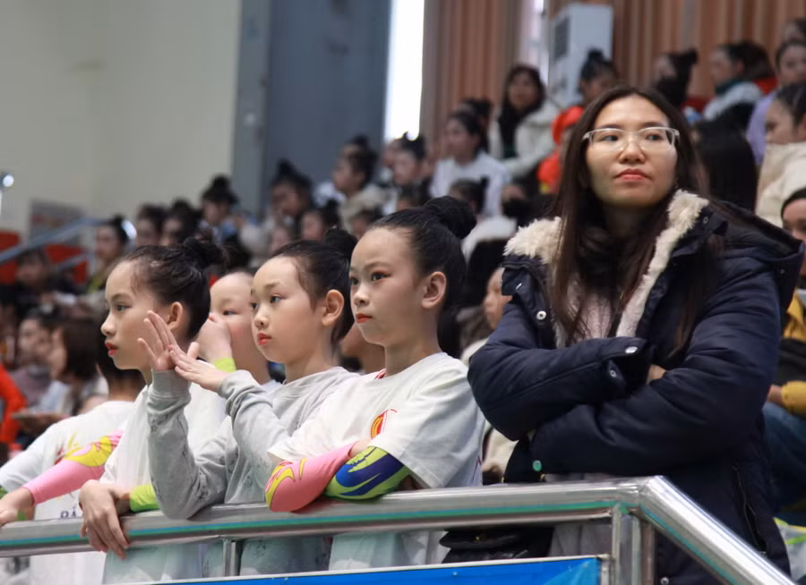 Đông đảo khán giả theo dõi màn trình diễn của các đội.