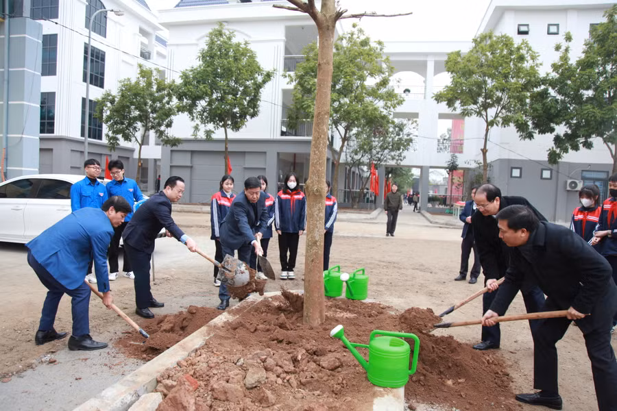 Các đại biểu trồng cây trong trường học. Các đại biểu trồng cây trong trường học.