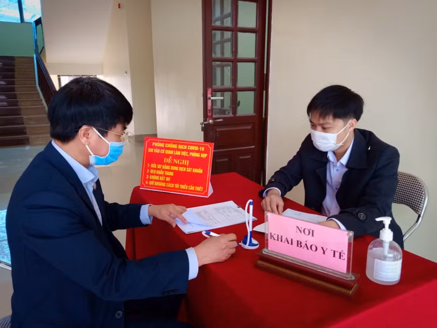 Cán bộ công chức, viên chức và người lao động đi làm trở lại thực hiện nghiêm quy định phòng dịch Covid-19.