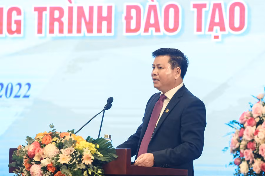 PGS.TS Đinh Văn Châu - Quyền Hiệu trưởng trường Đại học Điện lực phát biểu tại buổi lễ.