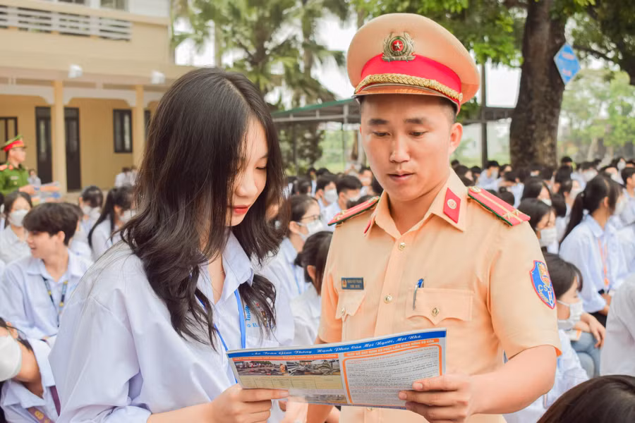 Tuyên truyền, phổ biến kiến thức pháp luật cho học sinh.
