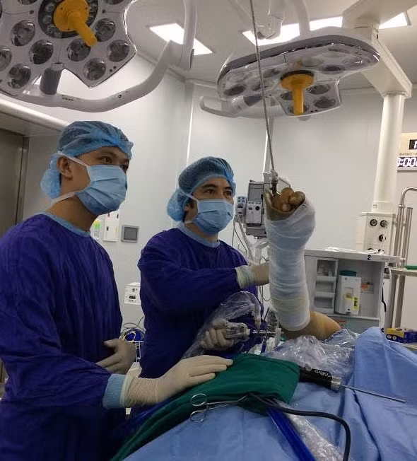 Bác sĩ Nguyễn Công Hoàng cùng ekip tại Vinmec Nha Trang đã mổ nội soi chữa triệt để hội chứng chèn ép dưới mỏm cùng vai cho ông Đào Tú. Bác sĩ Nguyễn Công Hoàng cùng ekip tại Vinmec Nha Trang đã mổ nội soi chữa triệt để hội chứng chèn ép dưới mỏm cùng vai cho ông Đào Tú.