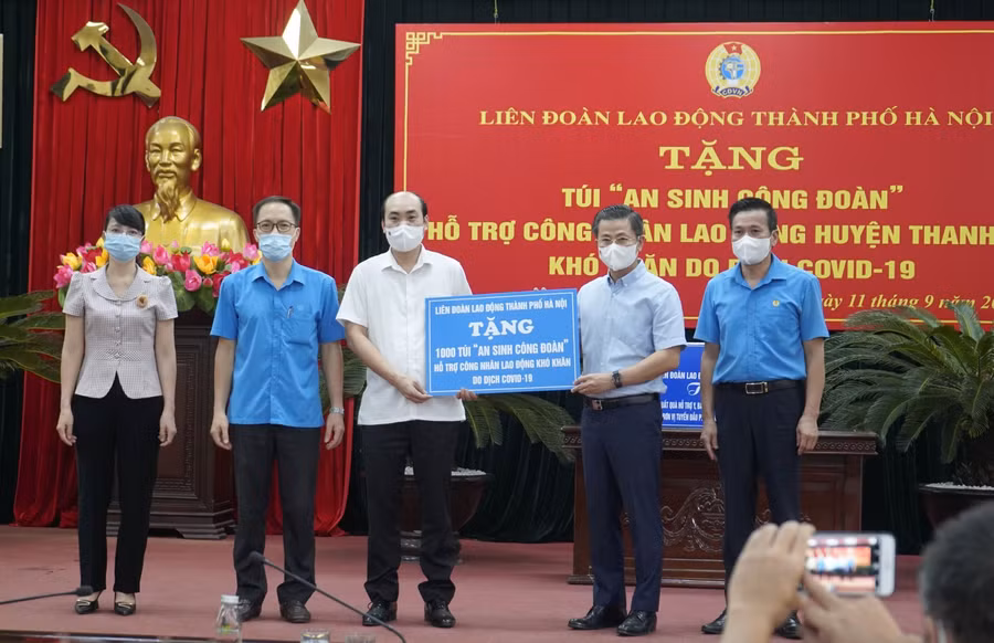 Chủ tịch LĐLĐ TP Hà Nội Nguyễn Phi Thường trao 1.000 Túi An sinh Công đoàn được hỗ trợ cho người lao động khó khăn ảnh hưởng dịch bệnh Covid-19.