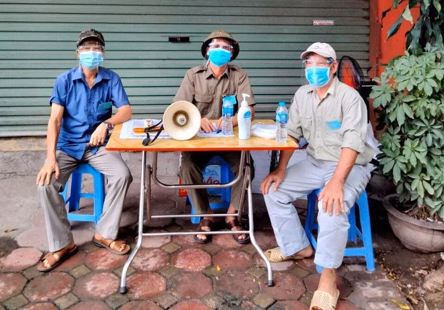 Cô Thùy Dương gửi mũ chống giọt băn đến chốt kiểm soát phòng dịch Covid-19.