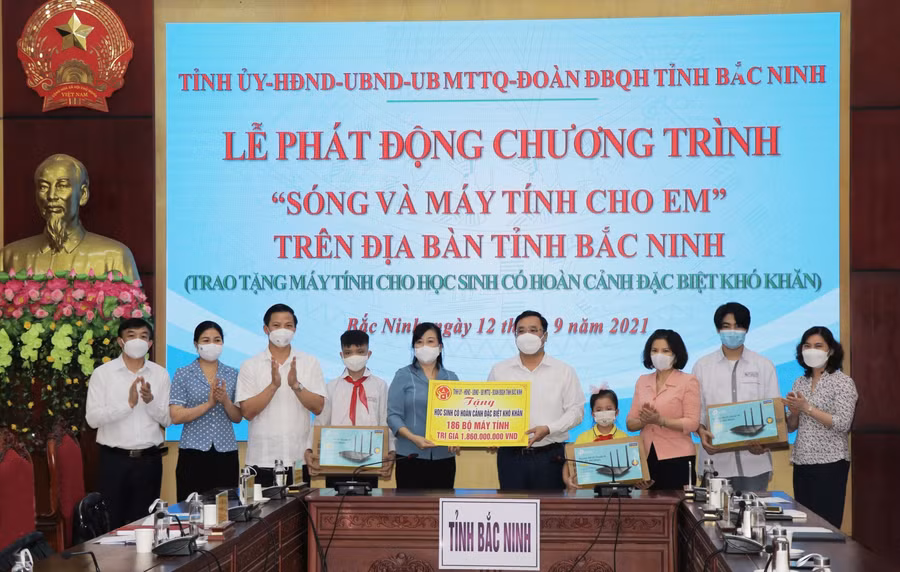 Lãnh đạo tỉnh Bắc Ninh trao máy tính qua Sở GD&ĐT để gửi tặng cho học sinh có hoàn cảnh khó khăn.