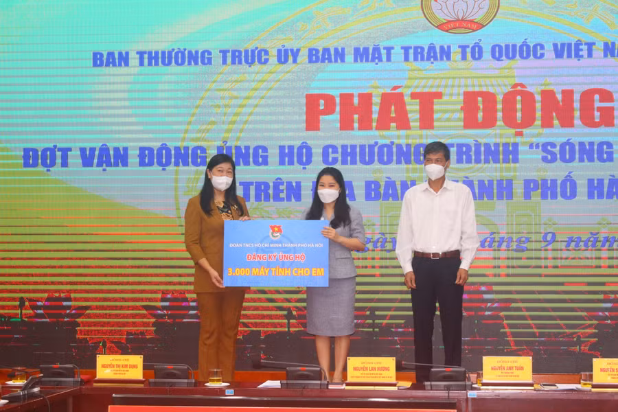 Đoàn TNCS Hồ Chí Minh TP Hà Nội đăng ký ủng hộ 3.000 máy tính cho em.