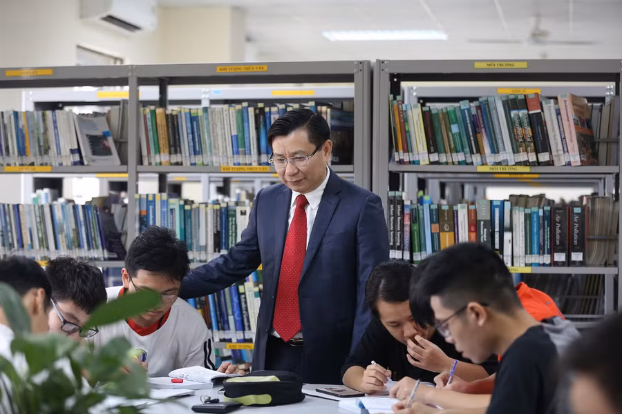 PGS.TS Hoàng Anh Huy thăm và động viên học tập trên thư viện trường (Ảnh TL).