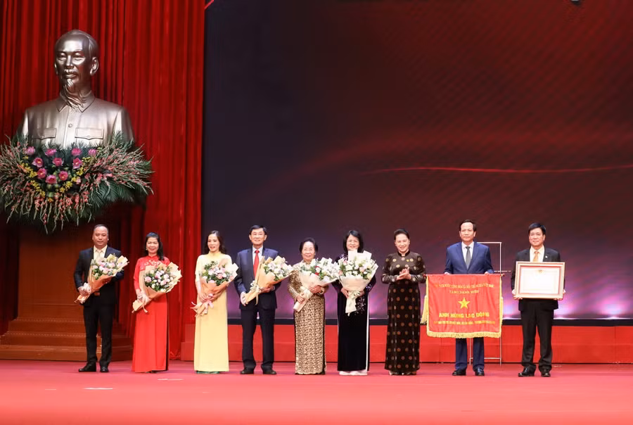 Chủ tịch Quốc hội Nguyễn Thị Kim Ngân trao danh hiệu Anh hùng Lao động thời kỳ đổi mới cho Quỹ Bảo trợ trẻ em Việt Nam.