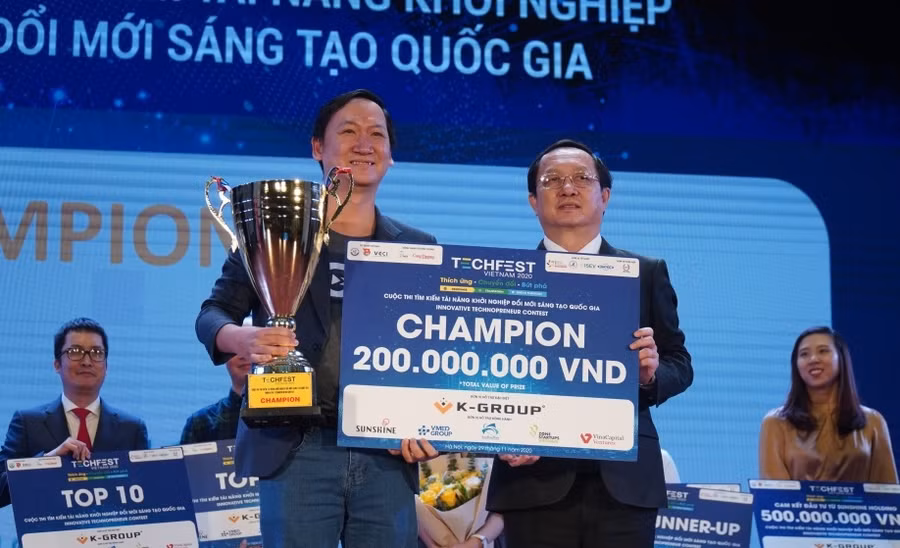 Bộ trưởng Bộ KH&CN trao Cúp giải Nhất cho đội Công ty cổ phần Gostream Technology.