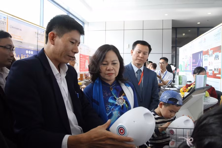 Thứ trưởng Bộ GD&amp;ĐT Ngô Thị Minh tham quan gian triển lãm của làng công nghệ giáo dục.