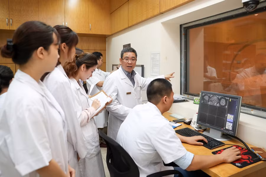 GS.TSKH Nguyễn Đình Đức và nhóm nghiên cứu Trường Đại học Công nghệ ĐHQGHN